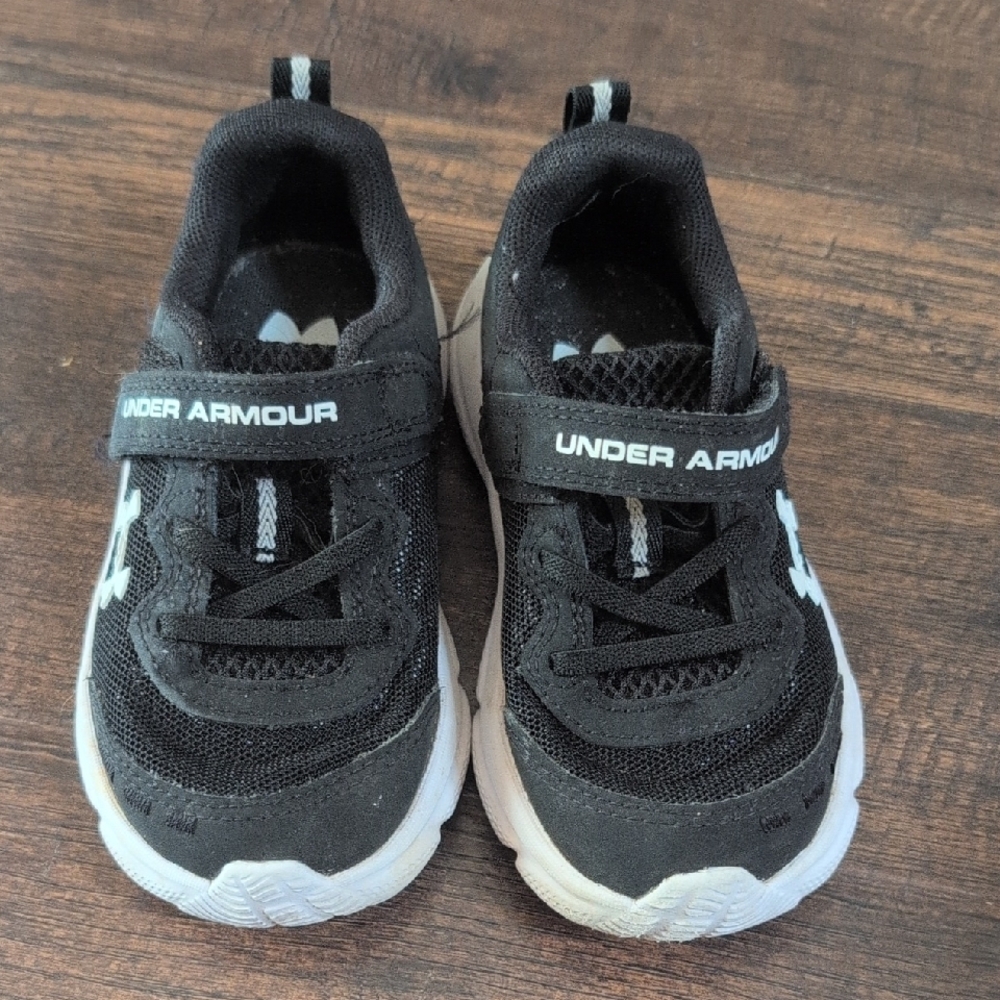 Under Armour, size 8k,  Black Sneakers with Velcro Closure and Breathable Mesh